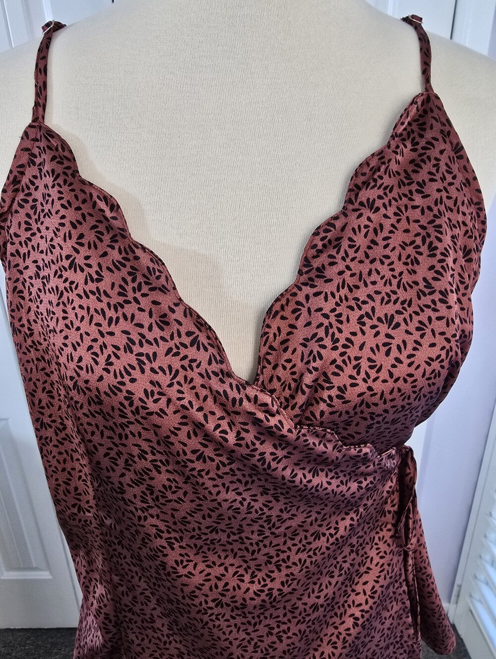 Papermoon Women's Red/Black Scallop Neckline Strappy Wrap Cami Top - Picture 4 of 10